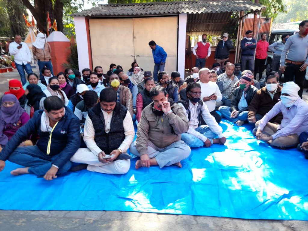 Jabalpur News: लंबित मांगों को लेकर हड़ताल पर कर्मचारी, निगम मुख्यालय पर दिया धरना