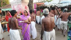 बैतूल की अजब-गजब परंपरा : कांटो पर लोटते है लोग, वजह कर देगी हैरान!