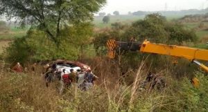 Road Accident : कटनी में कार और ट्रक के बीच हुई जोरदार टक्कर में कार 20 मीटर दूर फिकाई, 4 की मौत