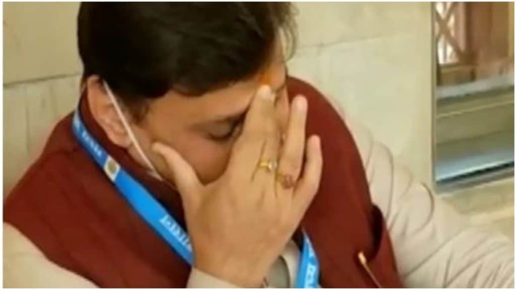 इंदौर कलेक्टर ने ऐसी लगाई फटकार की छलक पड़े CMHO के आंसू, देखें वीडियो