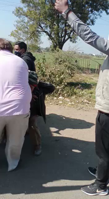 इंदौर में कचरे जैसे साफ किये जा रहे बुजुर्गों के वायरल वीडियो पर एक्शन, मस्टरकर्मी पर गिरी गाज