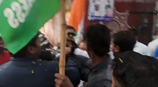 कांग्रेस रैली में लड़के ने की छेड़खानी तो लड़की ने कर दी पिटाई, देखें वीडियो