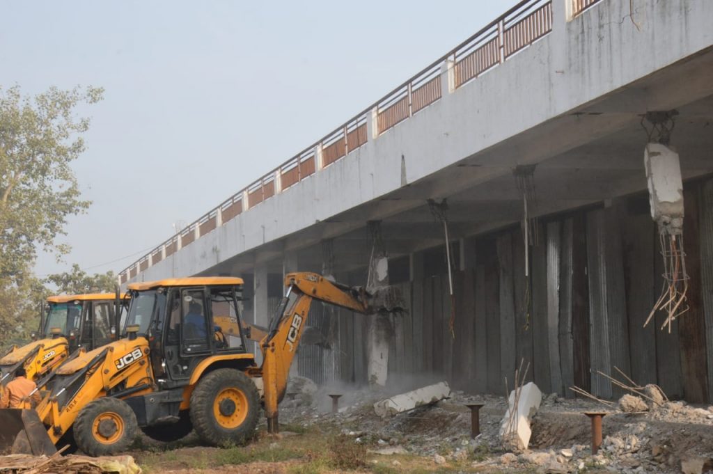 Jabalpur News: अवैध निर्माण पर चला बुलडोजर, पुलिस और निगम प्रशासन की संयुक्त कार्रवाई