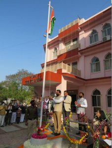 उत्साह के साथ मनाया गया गणतंत्र दिवस, नेहरू स्टेडियम सहित अन्य स्थानों पर हुआ ध्वजारोहण