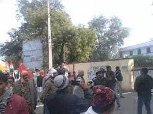 किसानों की ट्रैक्टर परेड - केंद्रीय कृषि मंत्री के बंगले के बाहर आंदोलनकारियों का प्रदर्शन