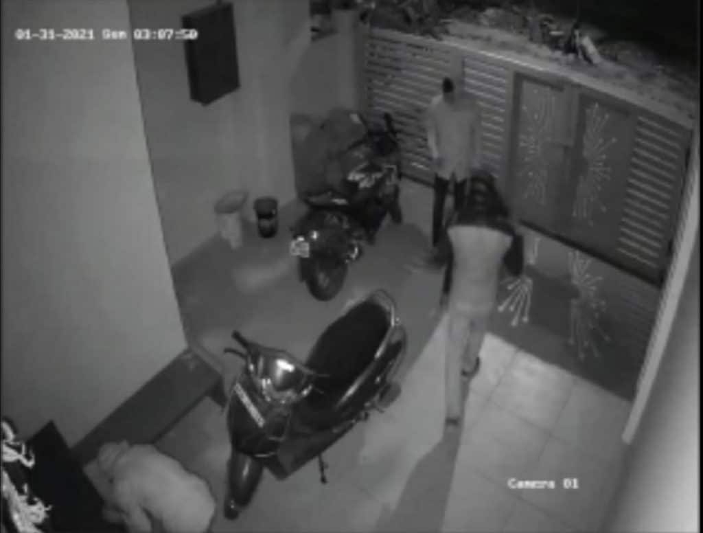Indore News: CA  के घर डकैती, बंधक बनाया मारपीट की, नकाबपोश बदमाश सीसीटीवी में कैद