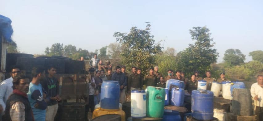 अशोकनगर पुलिस की बड़ी कार्रवाई, नदी में चल रही अवैध शराब की फैक्ट्री पकड़ी