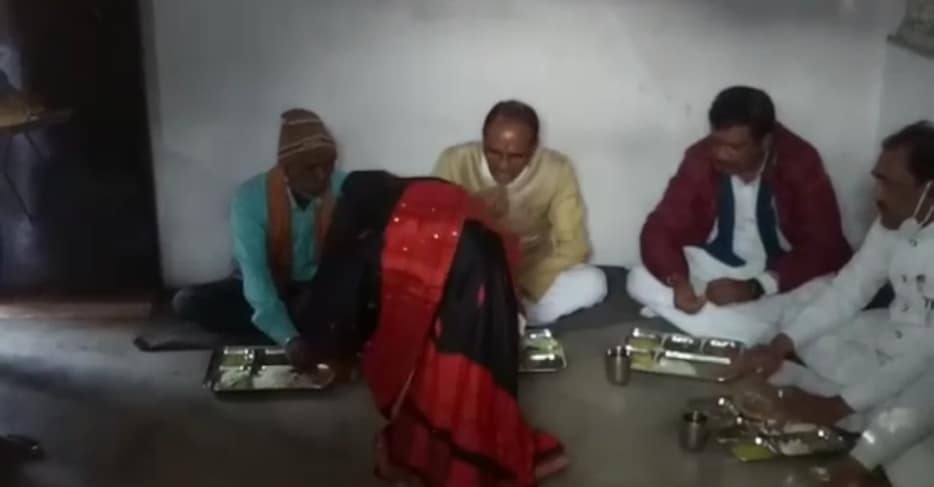 सीएम शिवराज सिंह चौहान ने गणतंत्र दिवस पर मजदूर छेदीलाल के घर खाया खाना