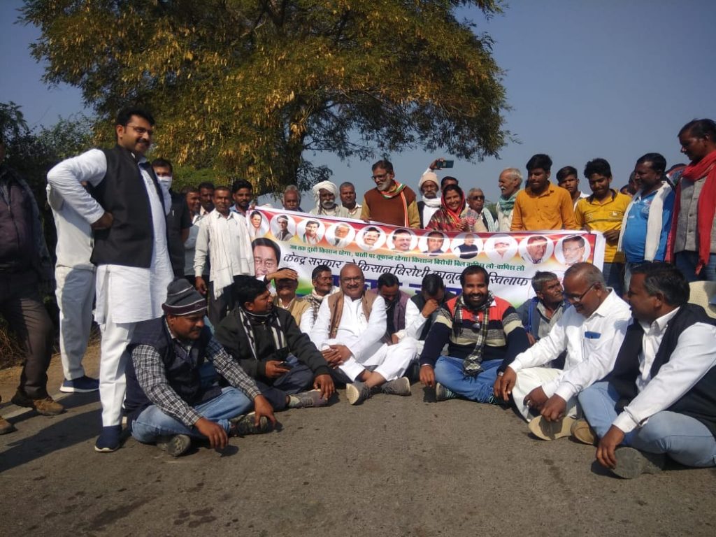 दिल्ली में चल रहे किसानों के समर्थन में दतिया में कांग्रेस का आंदोलन और चक्काजाम