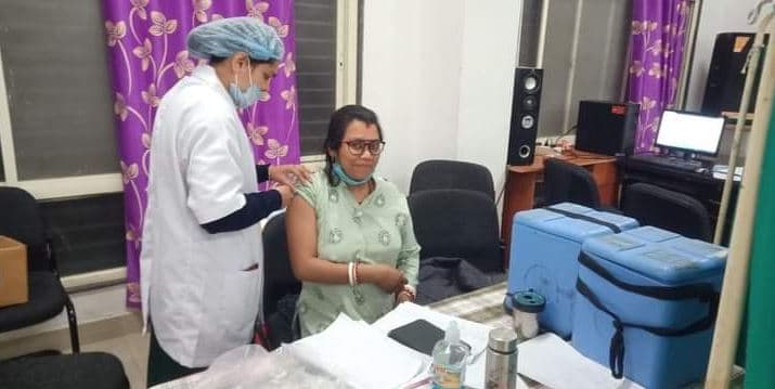 Corona Vaccination : देवास जिले में अब तक 5 हजार 70 व्‍यक्तियों को लगाई गई कोरोना वैक्‍सीन