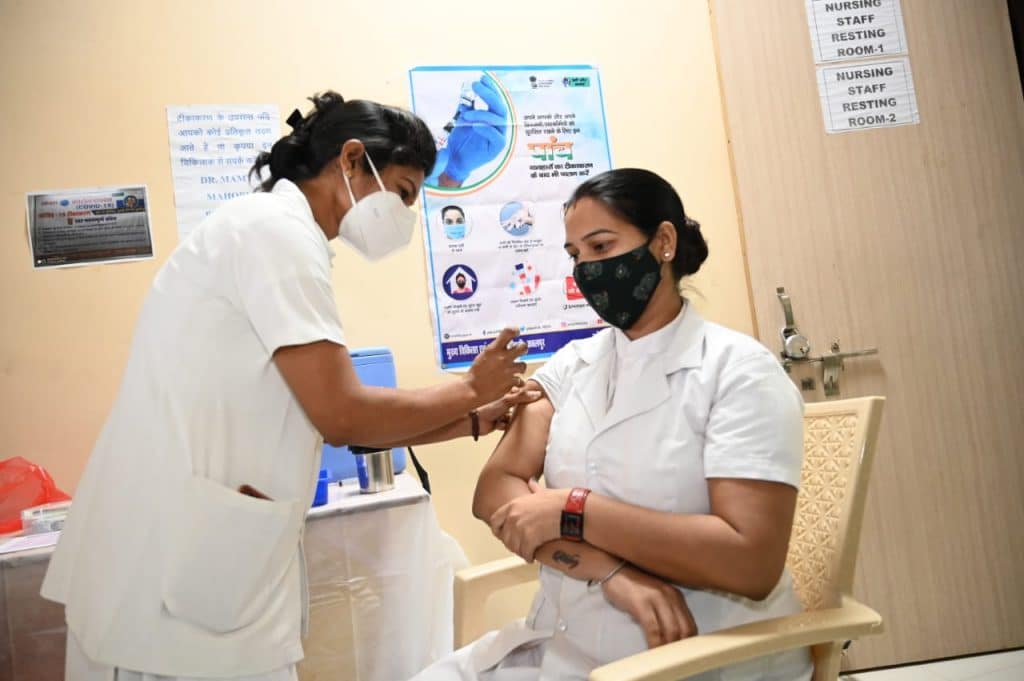 जबलपुर जिले के तीन अस्पतालों में कोरोना वैक्सीन का ड्राय रन, ऑनलाइन सिस्टम के तहत टीकाकरण दर्ज