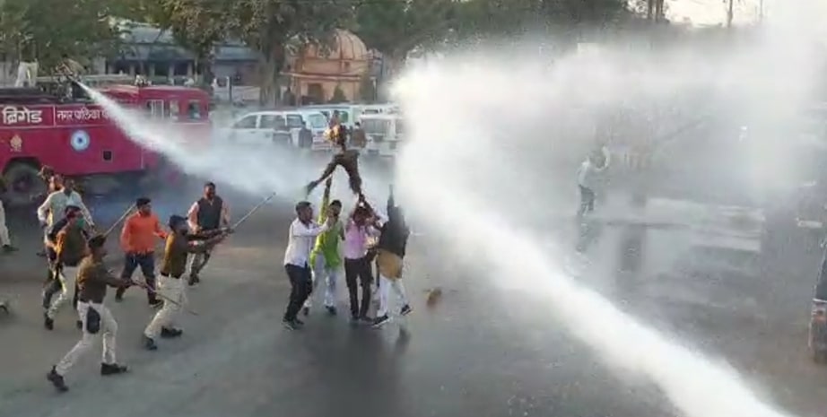 डीजल पेट्रोल की बड़ी कीमतों पर युवक कांग्रेस का प्रदर्शन, पुलिस ने की पानी की बौछार