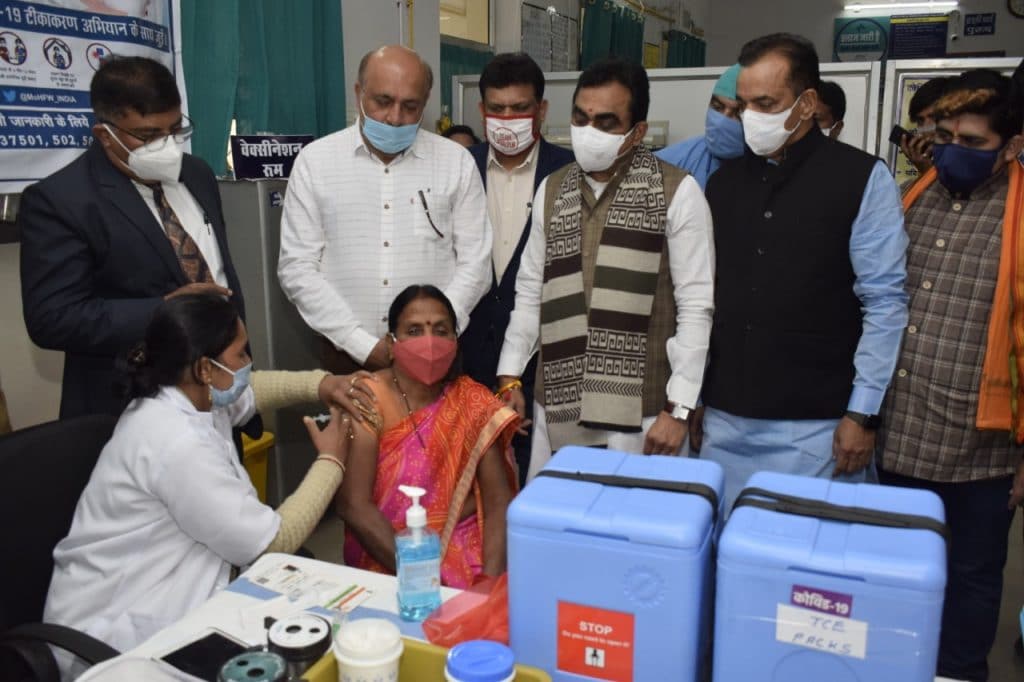 सांसद राकेश सिंह पहुंचे जिला अस्पताल, कोरोना वैक्सीनेशन की व्यवस्थाओं का लिया जायजा