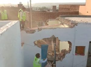 एंटी माफिया अभियान: बदमाश का घर तोड़ते समय निगमकर्मी पर गिरी दीवार