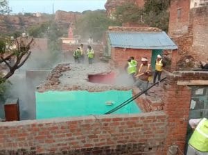 एंटी माफिया अभियान: बदमाश का घर तोड़ते समय निगमकर्मी पर गिरी दीवार