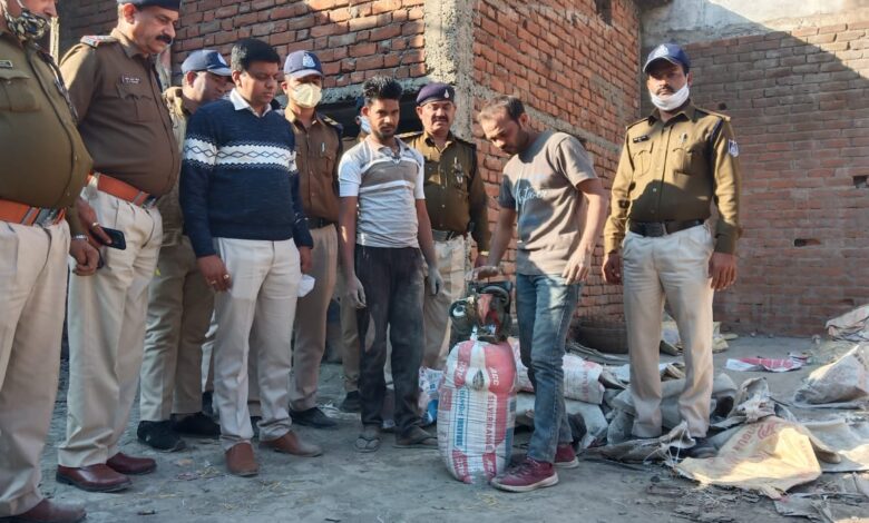 जबलपुर पुलिस की छापामार कार्रवाई, नकली सीमेंट की जब्त, एक आरोपी गिरफ्तार