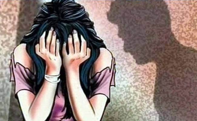आठ साल तक धमकाकर करता रहा Rape, महिला ने की पुलिस में शिकायत
