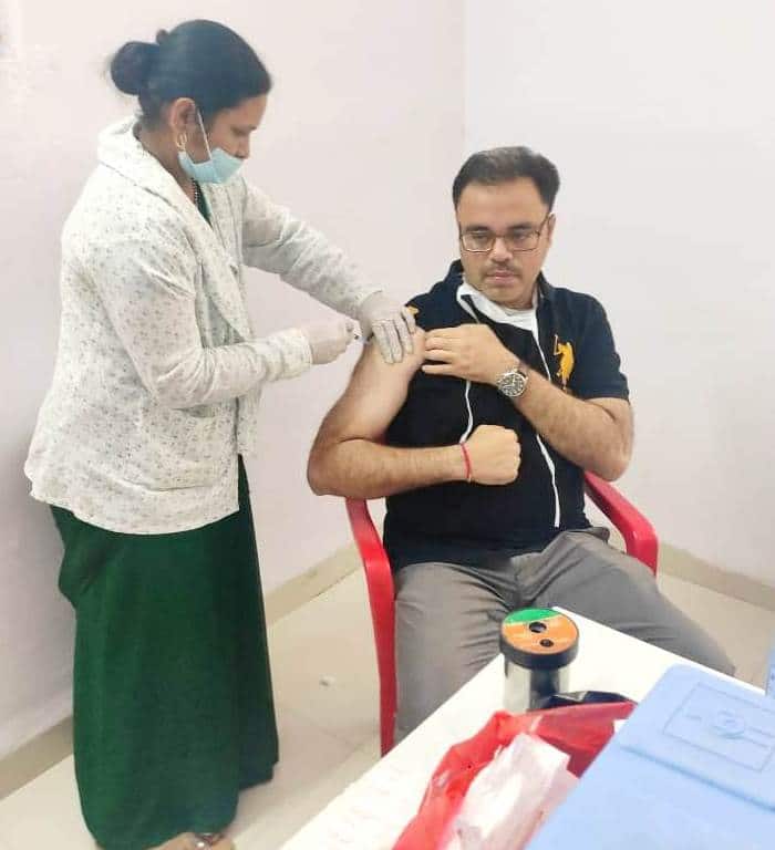 Khandwa News: वैक्सीनेशन का दूसरा चरण, SP, ADM और एसडीएम ने लगवाया टीका