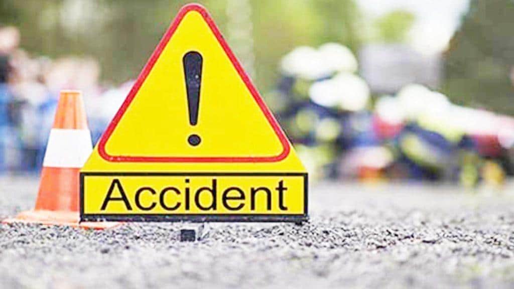 Road Accident : पुल से नीचे अनियंत्रित होकर गिरी वैन, 4 मासूम सहित 12 गंभीर