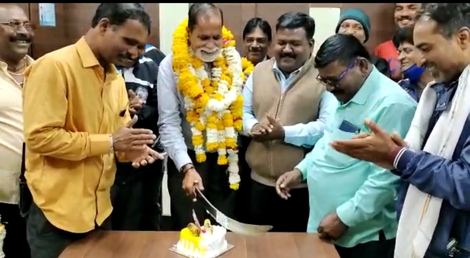 Dewas- नगर निगम में अधिकारी ने तलवार से काटा केक, वीडियो वायरल