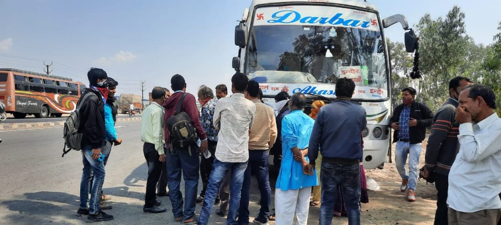 सीधी बस हादसे के बाद देवास में भी जागा परिवहन अमला, सड़क पर उतरे अधिकारी 
