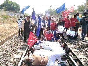 रेलवे लाइन पर लेटे माकपा नेता बोले- देश को अडानी अंबानी के हाथ में गिरवी नहीं रखने देंगे