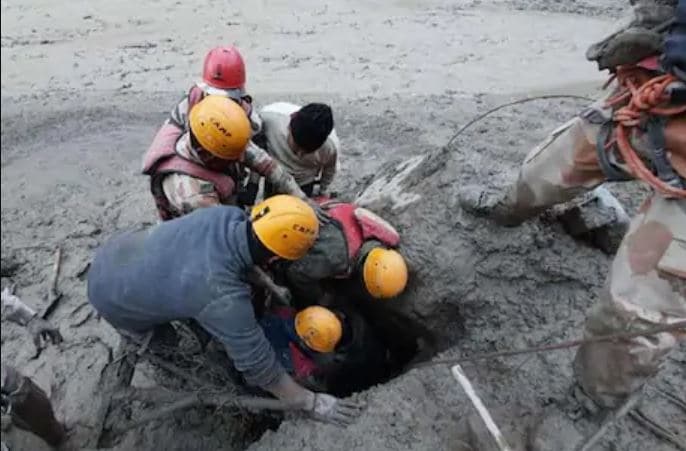 Uttarakhand Glacier Flood : देवदूत बने जवान, लोगों को मौत के मुंह से ऐसे बचा लाये, वीडियो वायरल