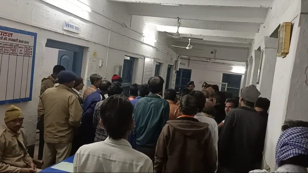 अंजड में क्लब से पुलिस ने 48 जुआरियों को पकड़ा, तीन लाख से ज्यादा नगदी जब्त