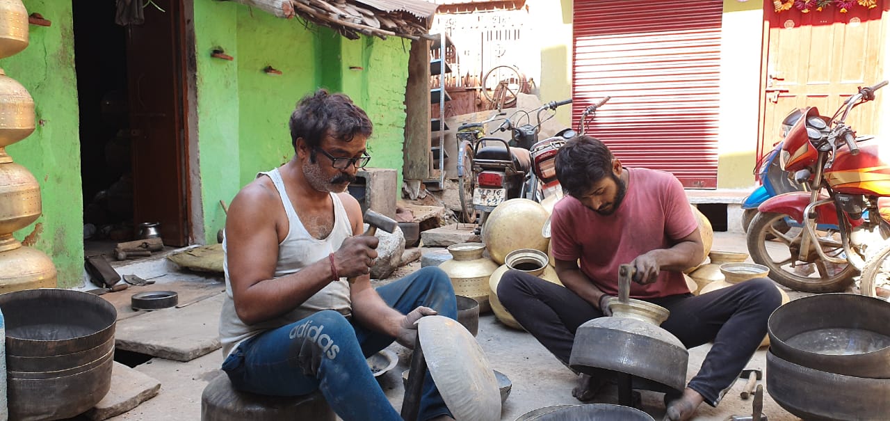 Chhatarpur : उखड़ रही पीतल उद्योग की सांसें, विधानसभा में सरकार के वादे के बाद भी नहीं मिल रही सहायता