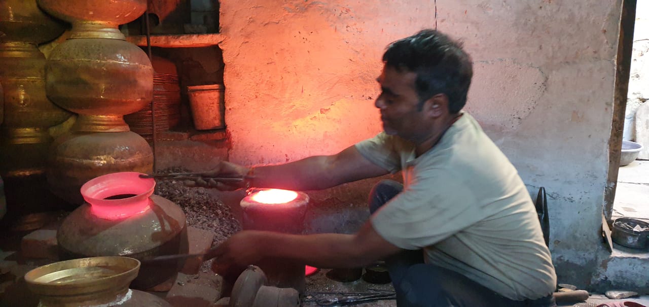 Chhatarpur : उखड़ रही पीतल उद्योग की सांसें, विधानसभा में सरकार के वादे के बाद भी नहीं मिल रही सहायता