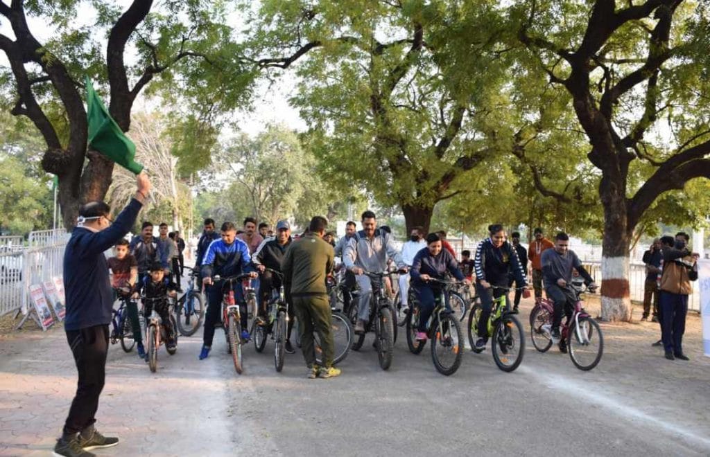 यातायात नियमों के प्रति जागरूक करने के लिए निकाली साइकिल रैली