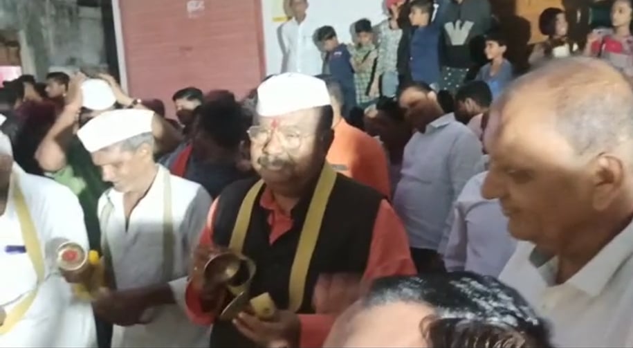 CM के भजन के बाद निर्दलीय विधायक "शेरा" और पूर्व मंत्री ने बजाएं मंजीरे, देखिए वीडियो