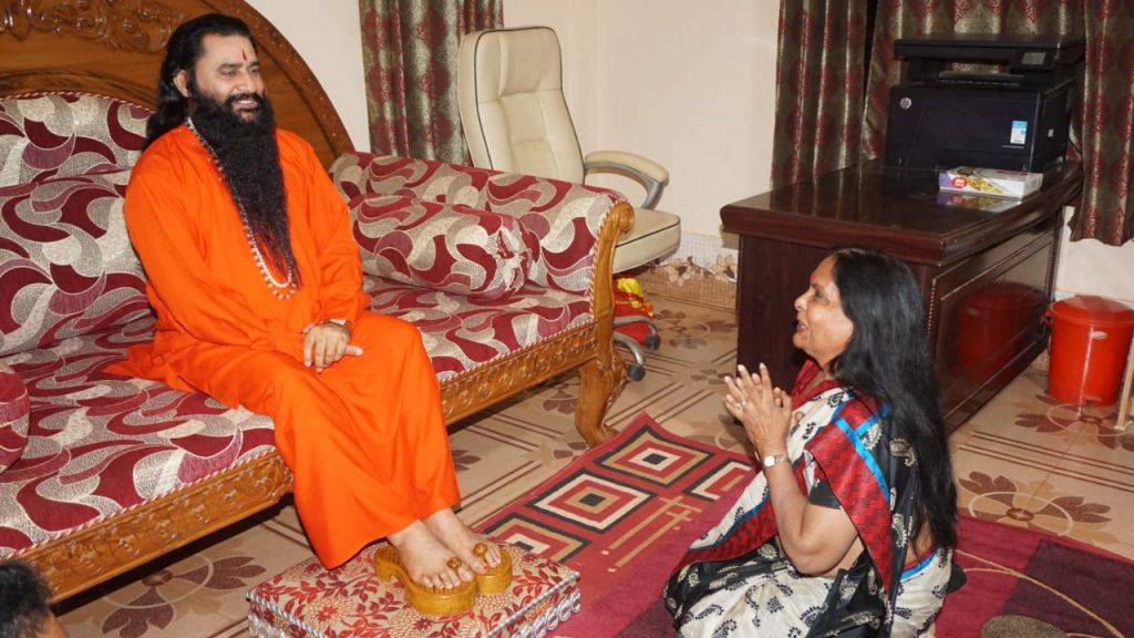 Damoh News : भाजपा नेत्री डॉ सुधा मलैया ने की शक्तिपुत्र जी महाराज से मुलाकात
