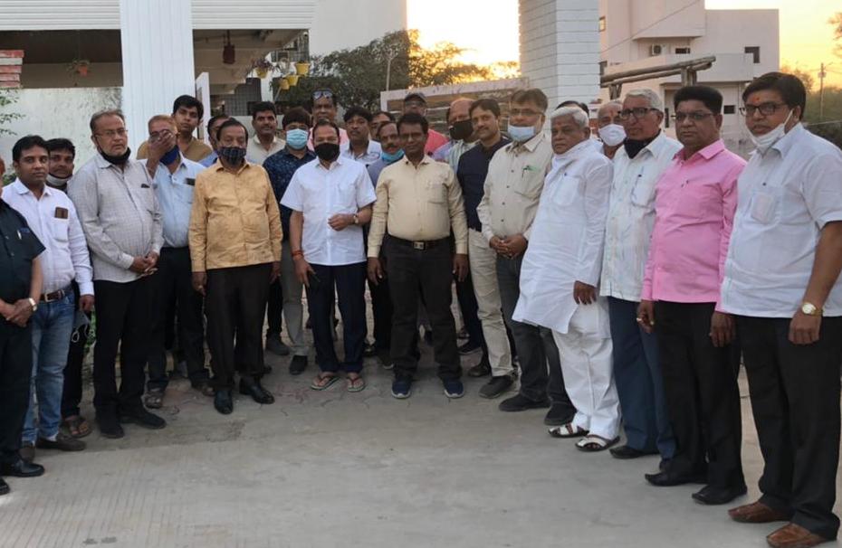 मसाला व्यपारियों की समस्या को लेकर भाजपा नेता कृष्णमुरारी मोघे ने की कलेक्टर से मुलाकात