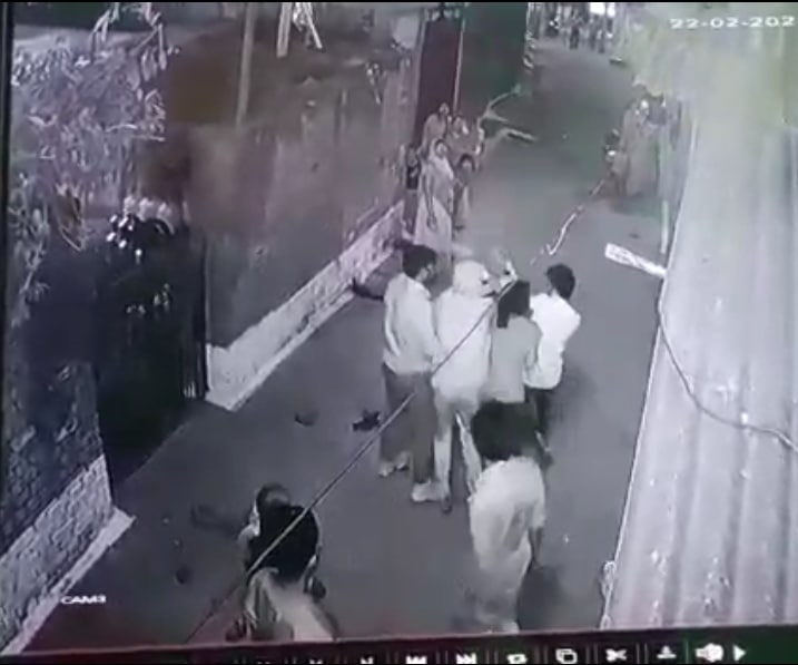 सरेराह युवती से छेड़छाड़-मारपीट, CCTV में वीडियो रिकॉर्ड लेकिन पुलिस ने की सिर्फ खानापूर्ति