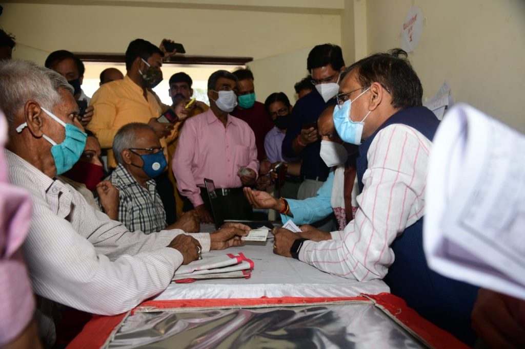 Gwalior News: Help Desk पर बैठे वीडी शर्मा, वैक्सीन लगवाने वालों के किये पंजीयन