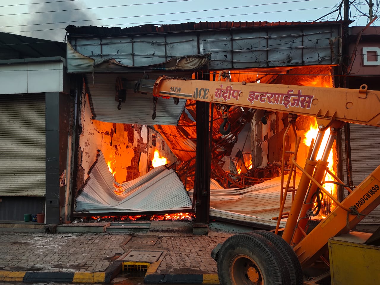 Indore News: टिम्बर मार्केट में लगी भीषण आग, लाखों के माल का हुआ नुकसान