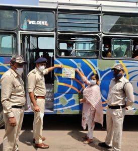 Datia News : परिवहन अधिकारी ने बसों एवं आटो पर मास्क लगाने के लिए पोस्टर लगा कर दिया जागरूकता का संदेश