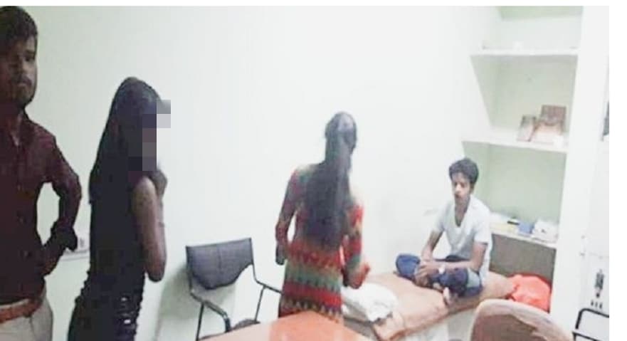 Indore : एमवाय अस्पताल बना अय्याशी का अड्डा, मॉर्चुरी में लड़कियों के साथ पकड़े गए कर्मचारी