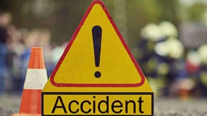 Accident: सड़क पर खड़ी लोडिंग गाड़ी को बस ने मारी टक्कर एक की मौत दो घायल