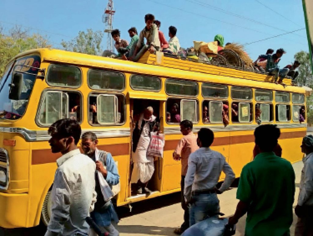 Transport Department Action: इंदौर में 12 ओवरलोड बसों पर कार्रवाई