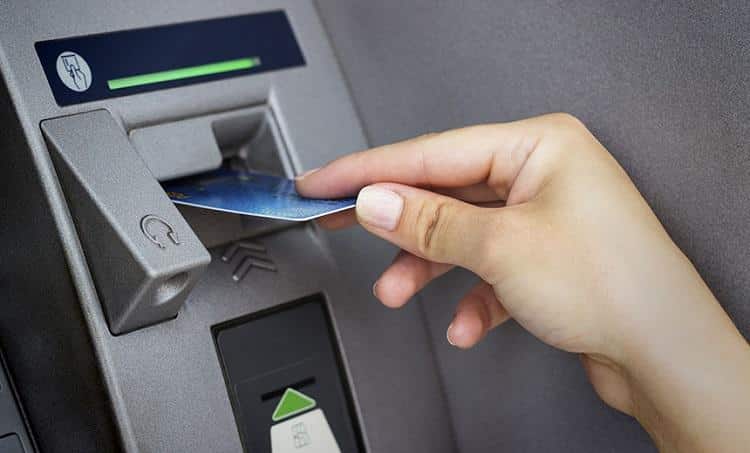 ATM से कैश निकालना हुआ महंगा, RBI ने दी फीस बढ़ोत्तरी की अनुमति