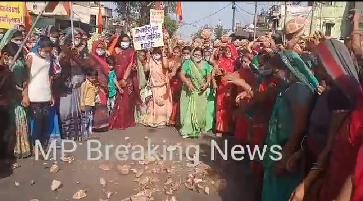 किसान आंदोलन के समर्थन में महिलाओं का अनूठा विरोध-प्रदर्शन, CM Shivraj से नाराज हो कर चौराहे पर फोड़ी मटकी