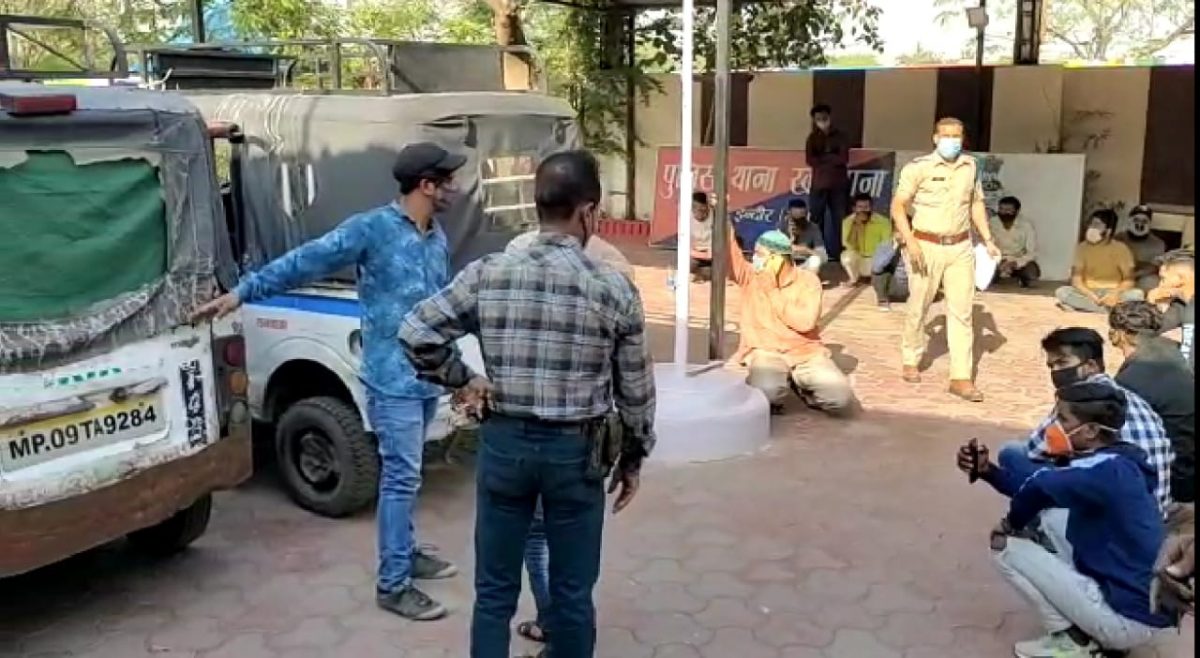 Indore में मास्क न पहनने वाले 20 युवाओं को पुलिस ने गिरफ्तार कर भेजा जेल