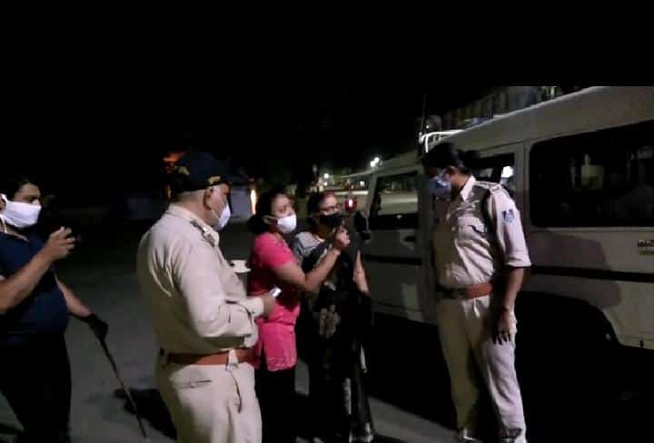 दिल्ली के बाद अब जबलपुर में एक महिला ने की पुलिस से बदसलूकी, वीडियो वायरल