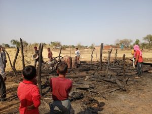 शिवपुरी : किसान की झोपड़ी में लगी आग, बाइक सहित अन्य कीमती सामान जलकर खाक