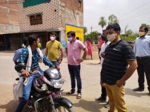 अशोकनगर: सड़कों पर उतरे एसडीएम, गली-गली घूमकर लॉकडाउन का लिया जायजा