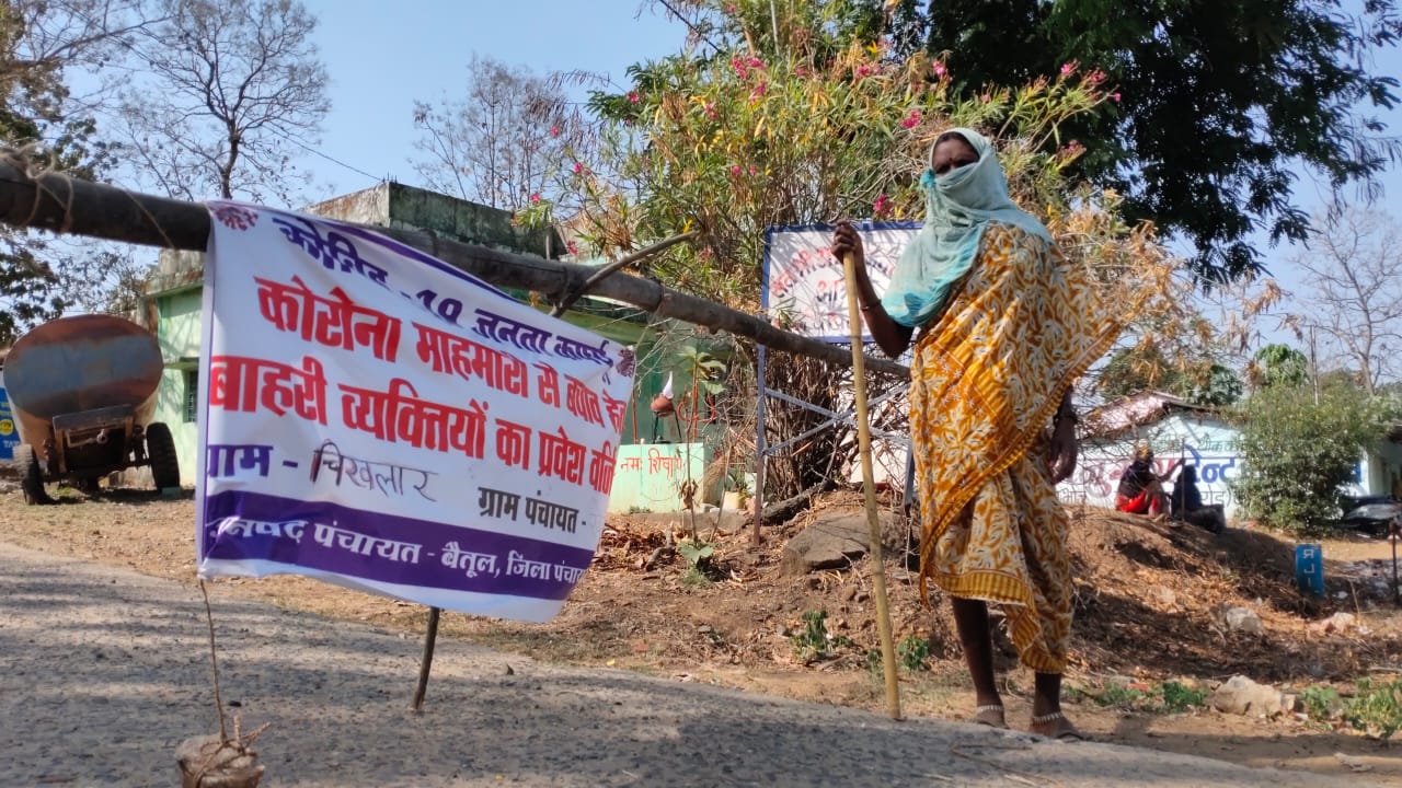 महिलाओं ने की गांव की सीमा सील, लाठियां लेकर दे रही पहरा