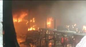 देशी और अंग्रेजी शराब की दुकानों में भीषण आग, गैस सिलेंडर फटने से हुआ धमाका 