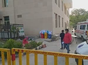 सुपर स्पेशलिटी अस्पताल की बड़ी लापरवाही, मंत्री के सामने भी खुले में पड़ी रहीं संक्रमित पीपीई किट